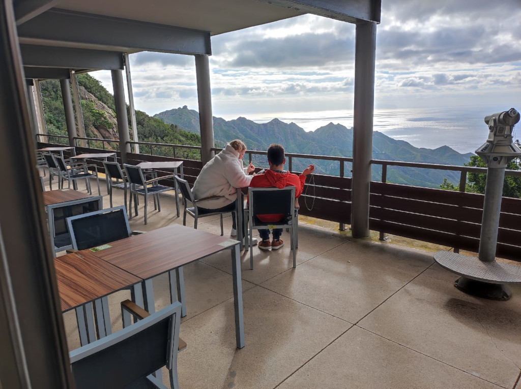 Zwei Personen auf einer Terrasse mit Blick auf die Berge in Anaga, Teneriffa.