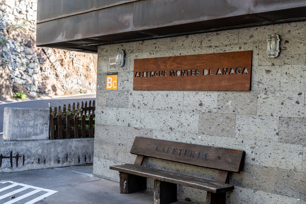 Albergue Montes de Anaga, Sitzbank mit Aufschrift CAFETERÍA, nahe der Straße.
