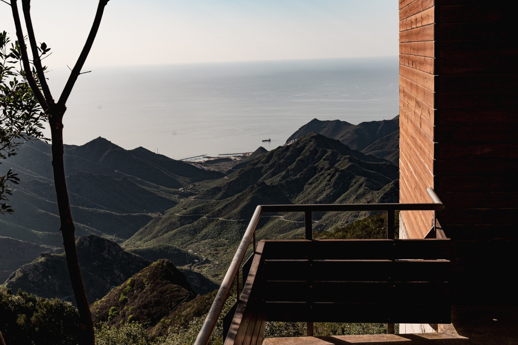 Blick von einem Balkon auf das Anagagebirge und das Meer in Tenerife.