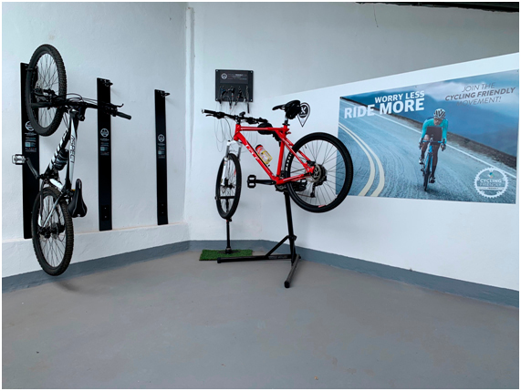 Fahrradwerkstatt in Teneriffa mit Aufschrift WORRY LESS RIDE MORE.