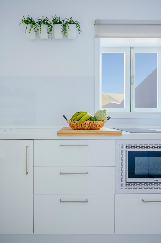 Korb mit Bananen auf Küchentheke in Wohnung in Santa Cruz de Tenerife.