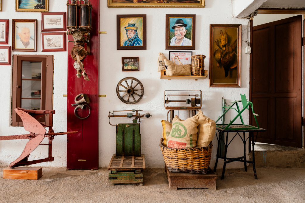 Antike landwirtschaftliche Werkzeuge und Gemälde an einer Wand in Tenerife.