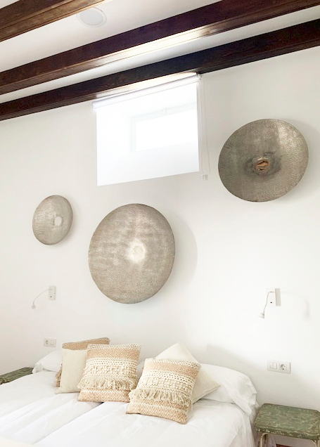 Wandkunst über einem Bett in einer Unterkunft in Teneriffa.