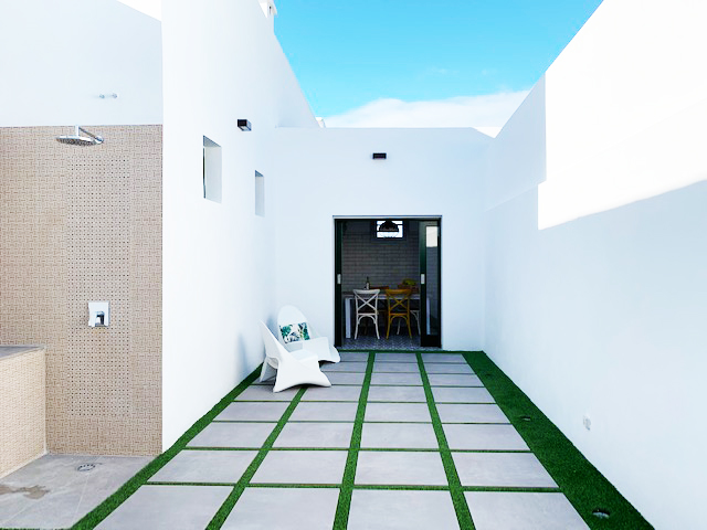 Patio mit modernen weißen Wänden und Freischwingstühlen in Tenerife.