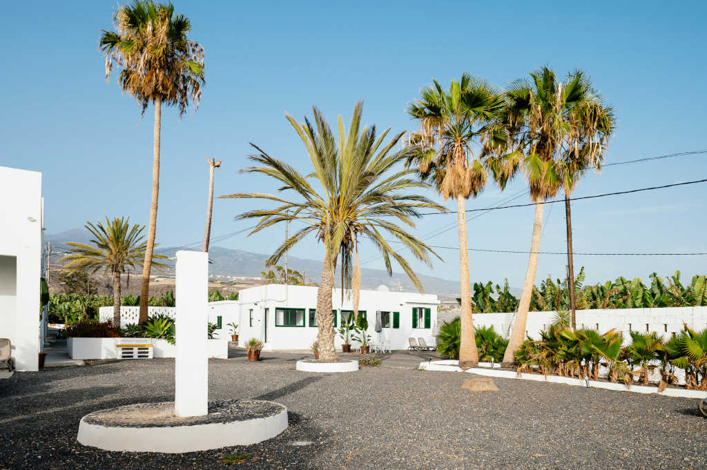 Hof mit Palmen und weißen Gebäuden in Teneriffa.