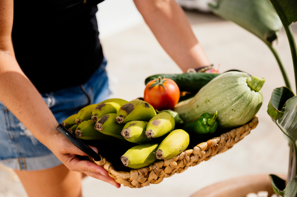 Bananen, Tomate, Zucchini und Paprika in einem geflochtenen Korb in Teneriffa.