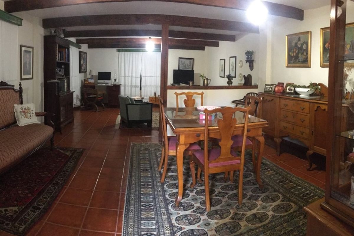 Esszimmer mit Holztisch und Stühlen in einem Haus in La Laguna, Teneriffa.