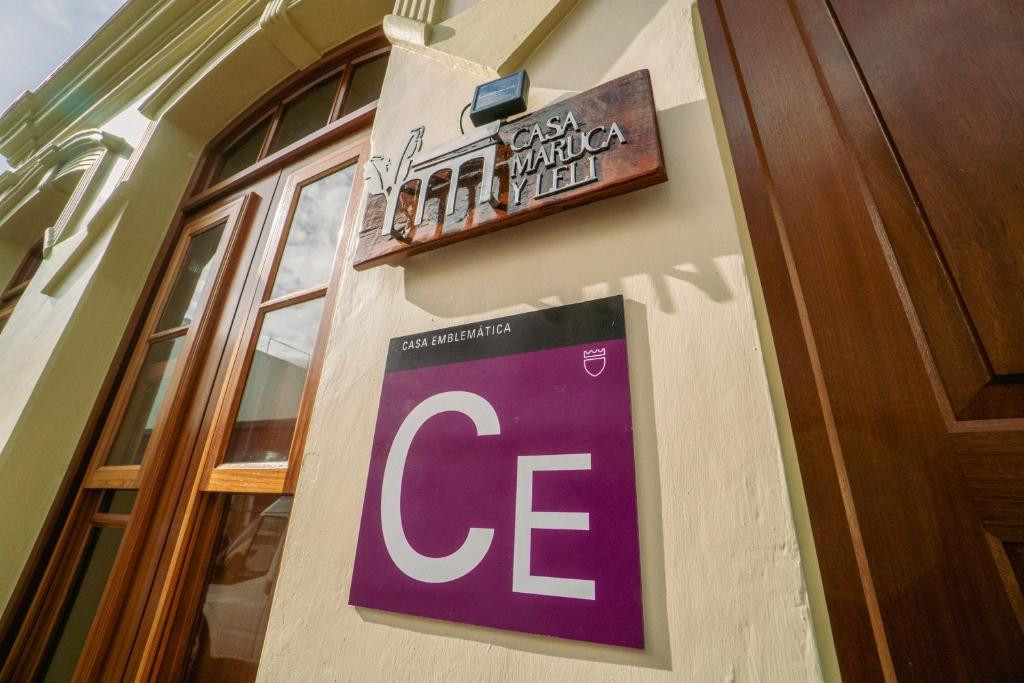 Schild der Casa María y Yeli in La Orotava, Teneriffa, mit CE-Zeichen.