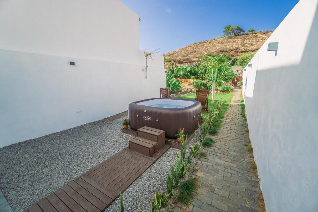 Whirlpool im Freien in einem von weißen Mauern umgebenen Innenhof auf Teneriffa.