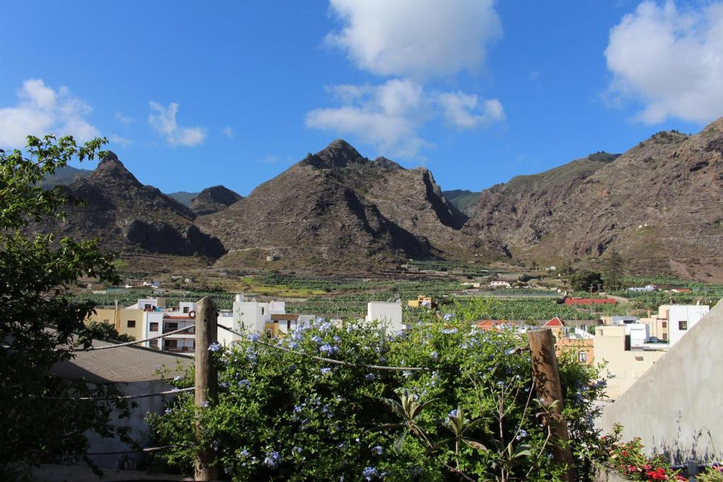 Blick auf die Berge und Häuser in der Gemeinde Teno, Teneriffa.