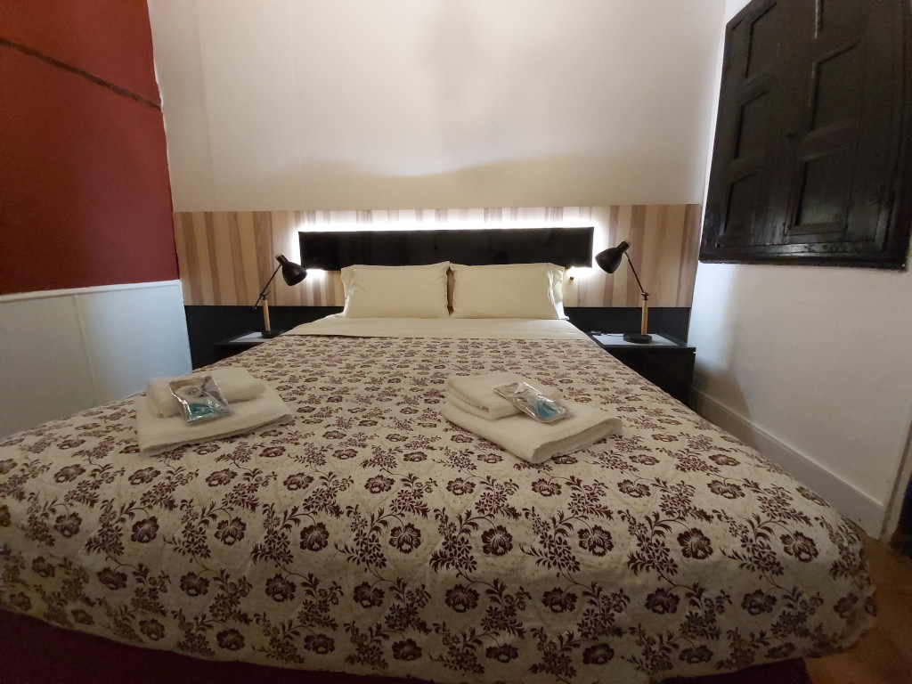 Doppelbett mit gemustertem Bettbezug, zwei Tischlampen im Zimmer in La Orotava, Teneriffa.