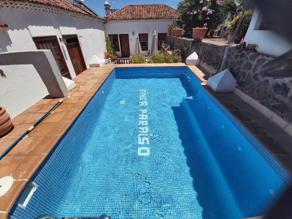 Swimmingpool in Finca Paraíso, umgeben von Gebäuden und Pflanzen in Tenerife.