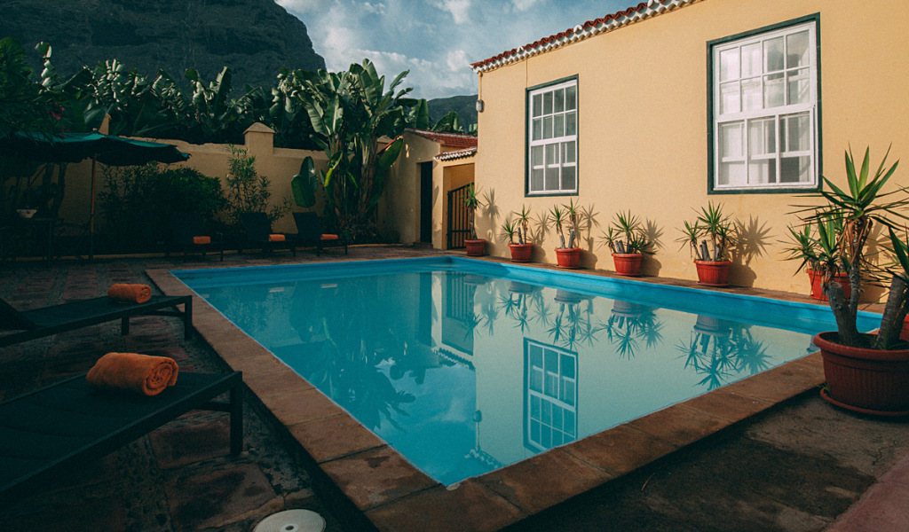 Pool im Innenhof eines gelben Gebäudes in Santa Cruz de Tenerife.