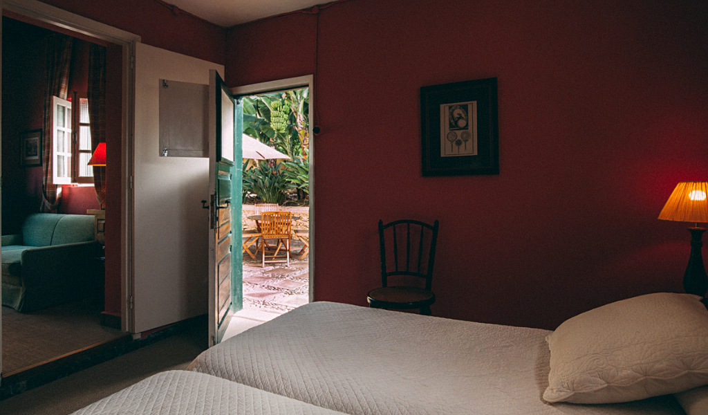 Zweibettzimmer mit Blick auf Garten in Teneriffa. Tür geöffnet zum Patio.