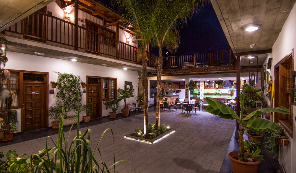 Innenhof eines Hauses in La Laguna, Teneriffa, mit Pflanzen und Sitzbereich.