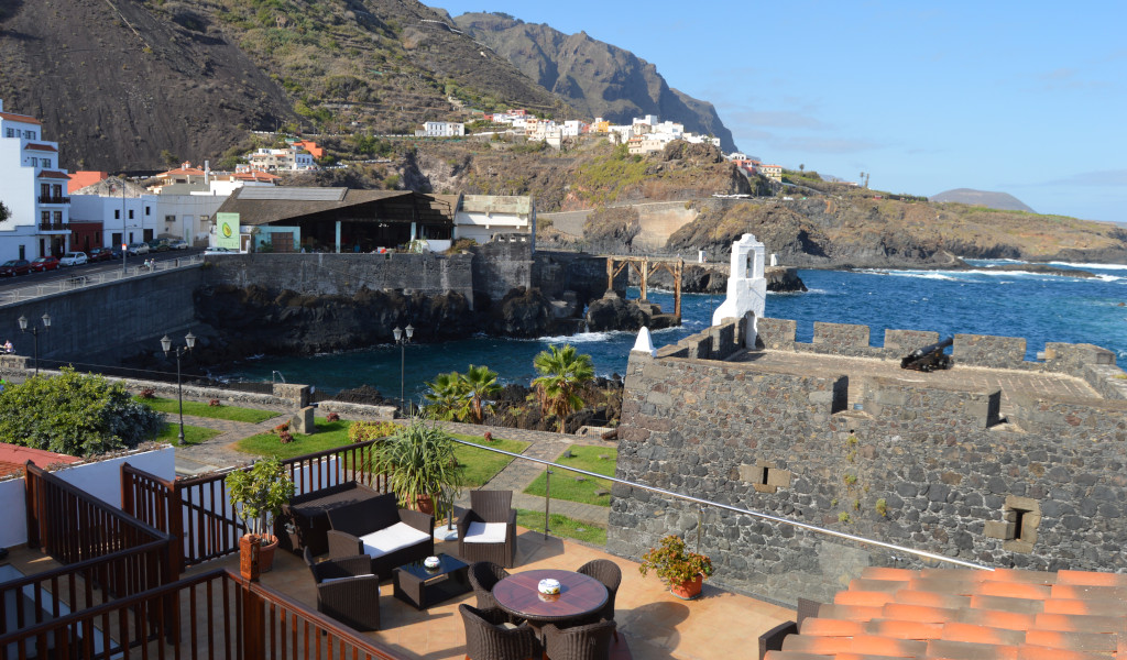 Sicht auf Garachico mit historischem Gebäude und Ozean im Hintergrund.