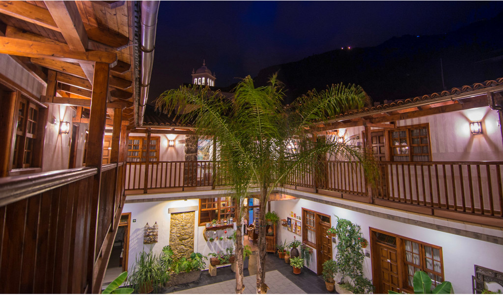Hof eines traditionellen Hauses in Tenerife bei Nacht.