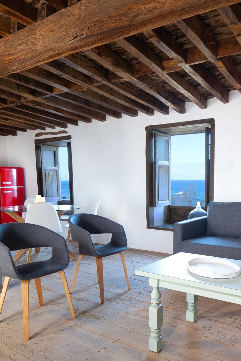 Wohnzimmer mit Holzbalkendecke, modernen Möbeln und Meerblick in Tenerife.