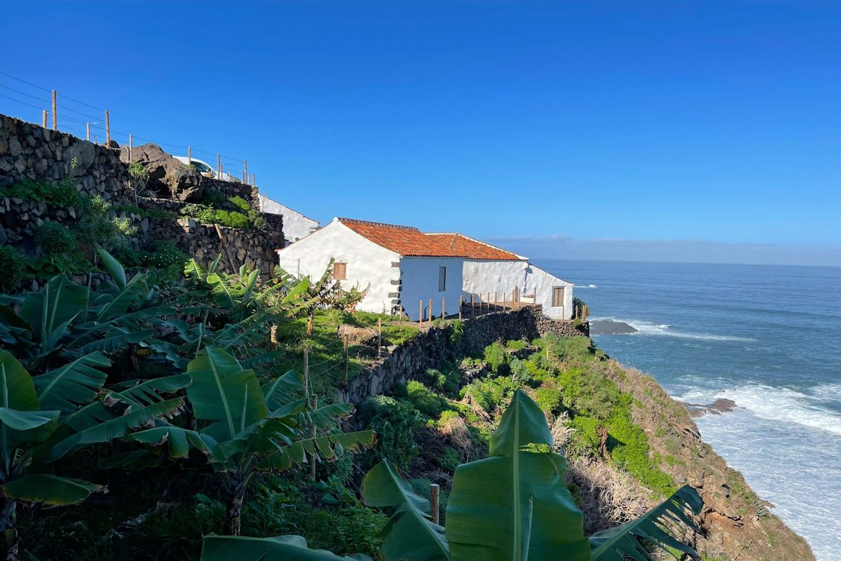 Weißes Haus und Bananenplantage an der Küste von Tenerife mit Meerblick.