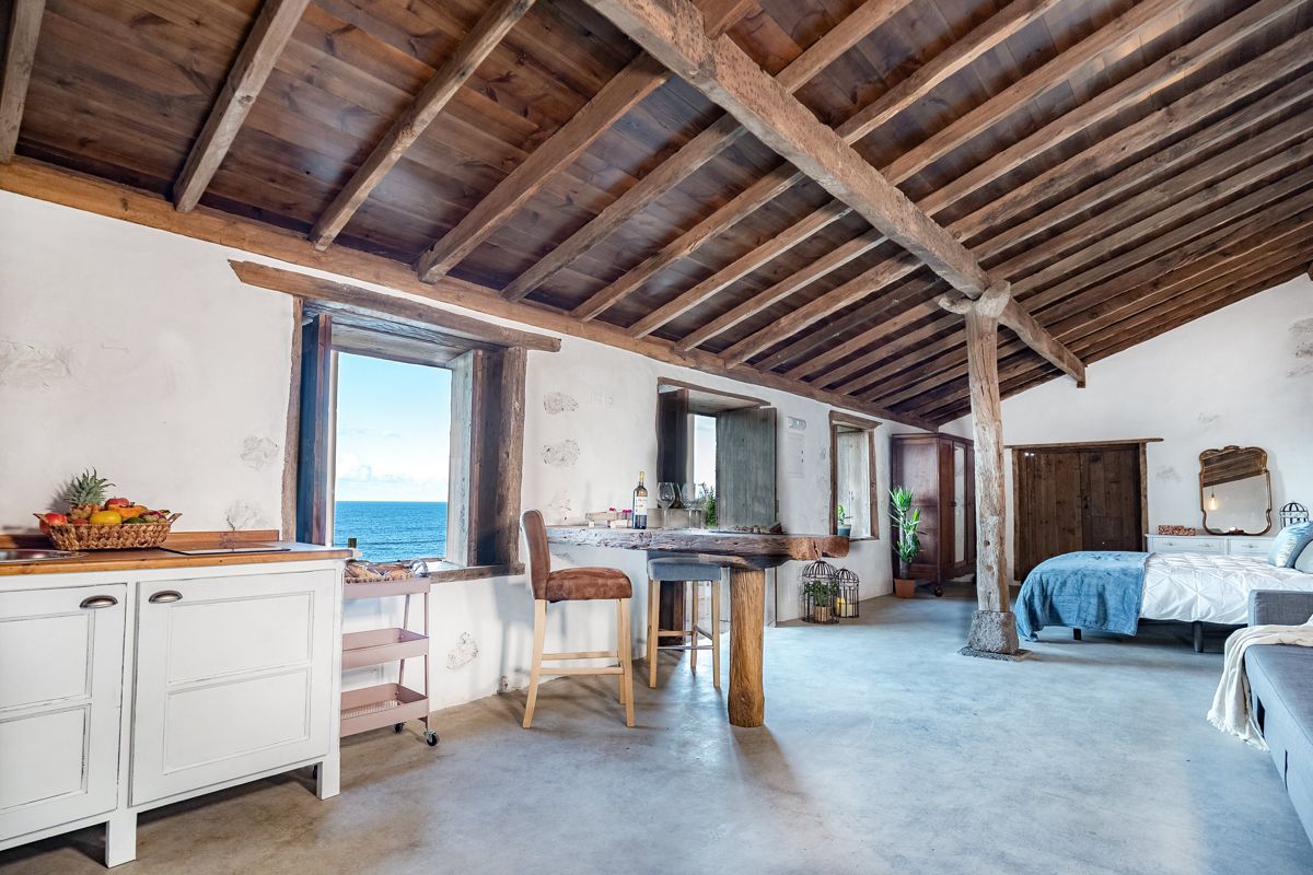 Rustikales Schlafzimmer mit Meerblick in Teneriffa.