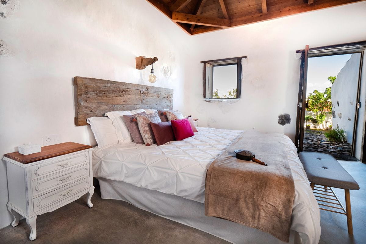 Schlafzimmer in Icod de los Vinos mit Doppelbett, Nachttisch und Blick nach draußen.