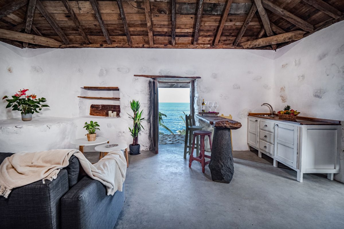 Gemütliches Wohnzimmer mit Blick auf das Meer in Tenerife.