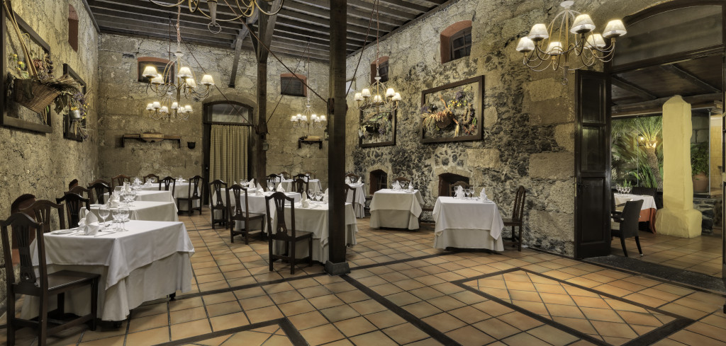 Restaurant in La Orotava mit Tischen und Stühlen auf gefliesten Boden.