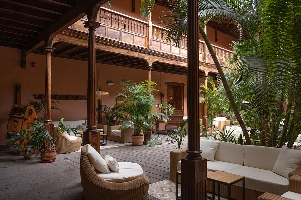 Innenhof mit Holzbalken und Pflanzen in einem Gebäude in Puerto de la Cruz, Tenerife.