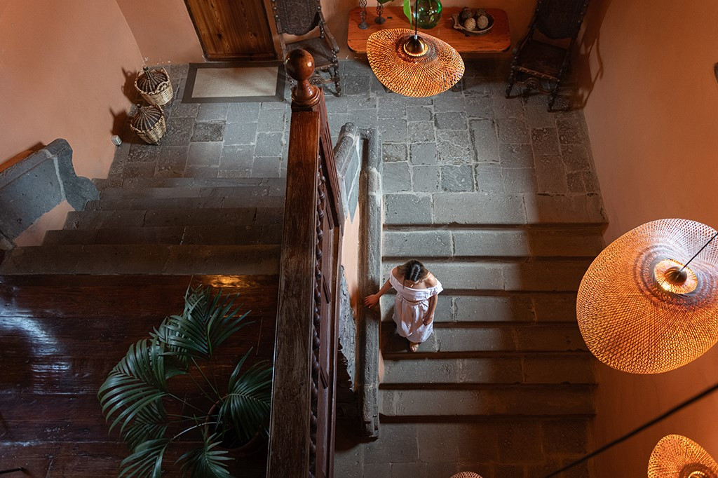 Treppenhaus von oben mit einer Person in Weiß in einem Haus auf Teneriffa.