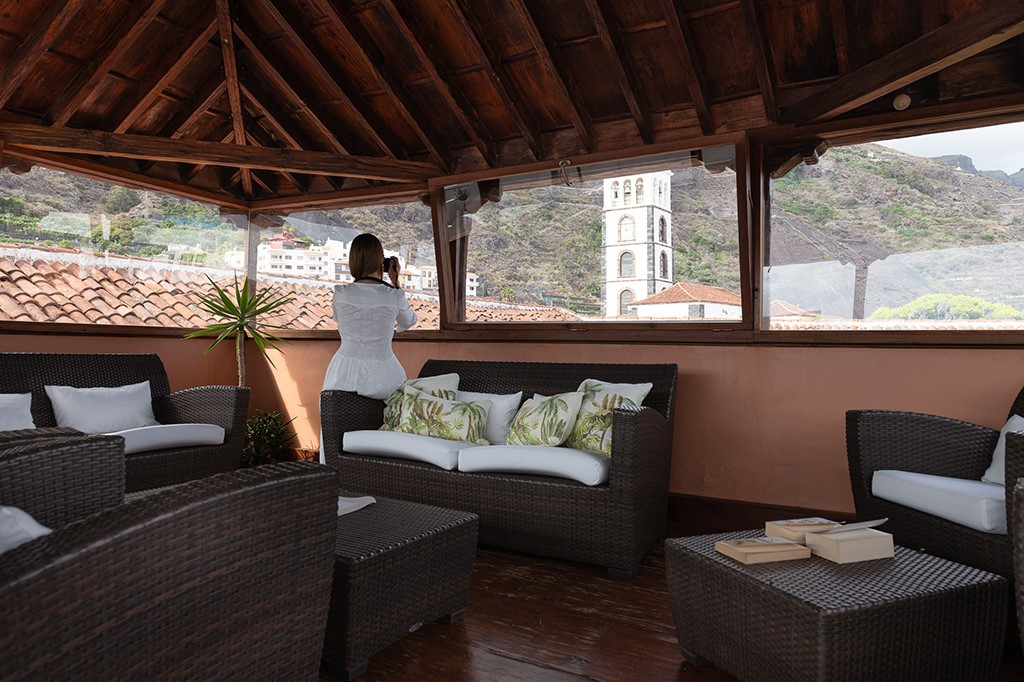 Person im Haus mit Blick auf Glockenturm in La Gomera, Teneriffa.