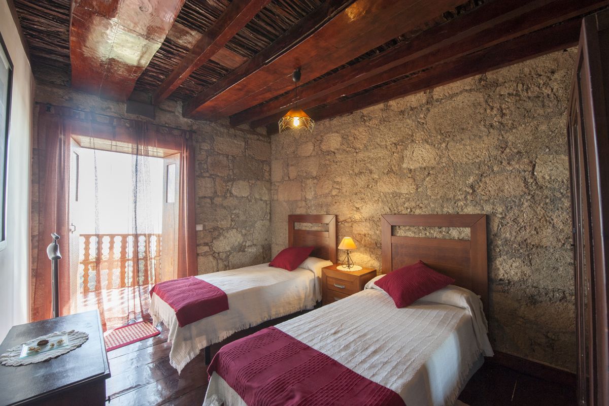 Zwei Einzelbetten in einem rustikalen Schlafzimmer in Tenerife.