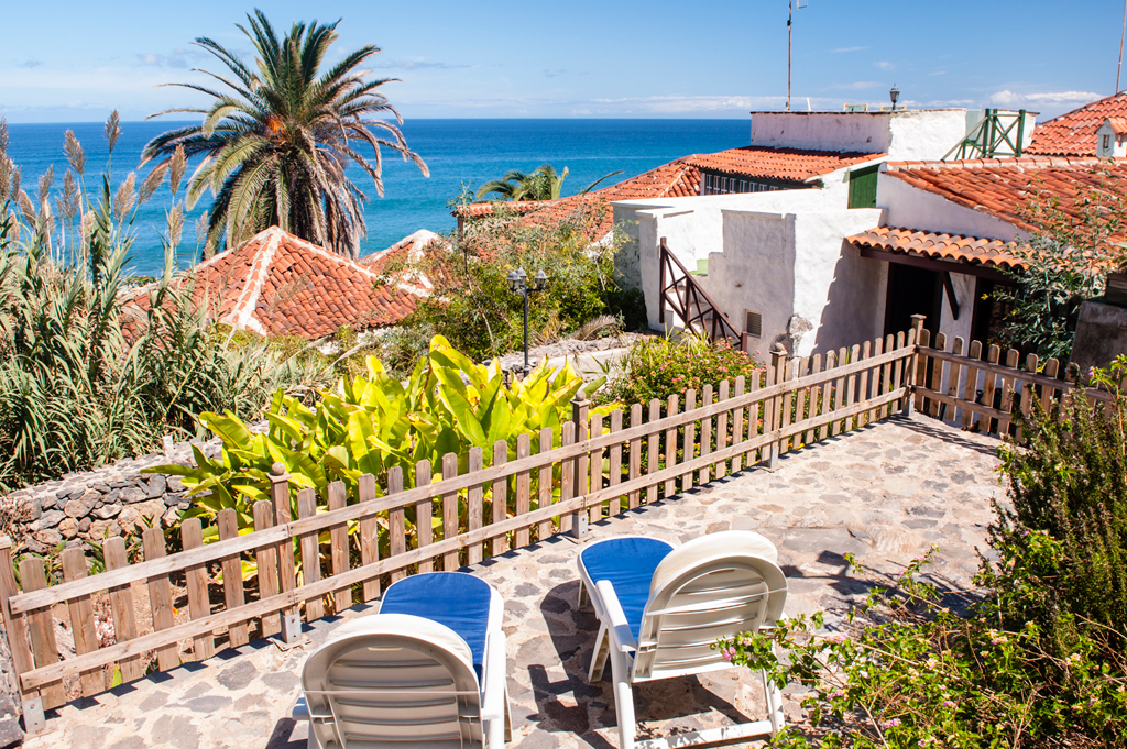 Sonnenterrasse mit Liegestühlen und Blick auf das Meer in Teneriffa.