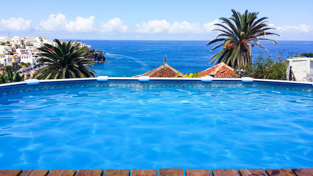 Pool mit Blick auf Meer und Palmen in Garachico, Teneriffa.