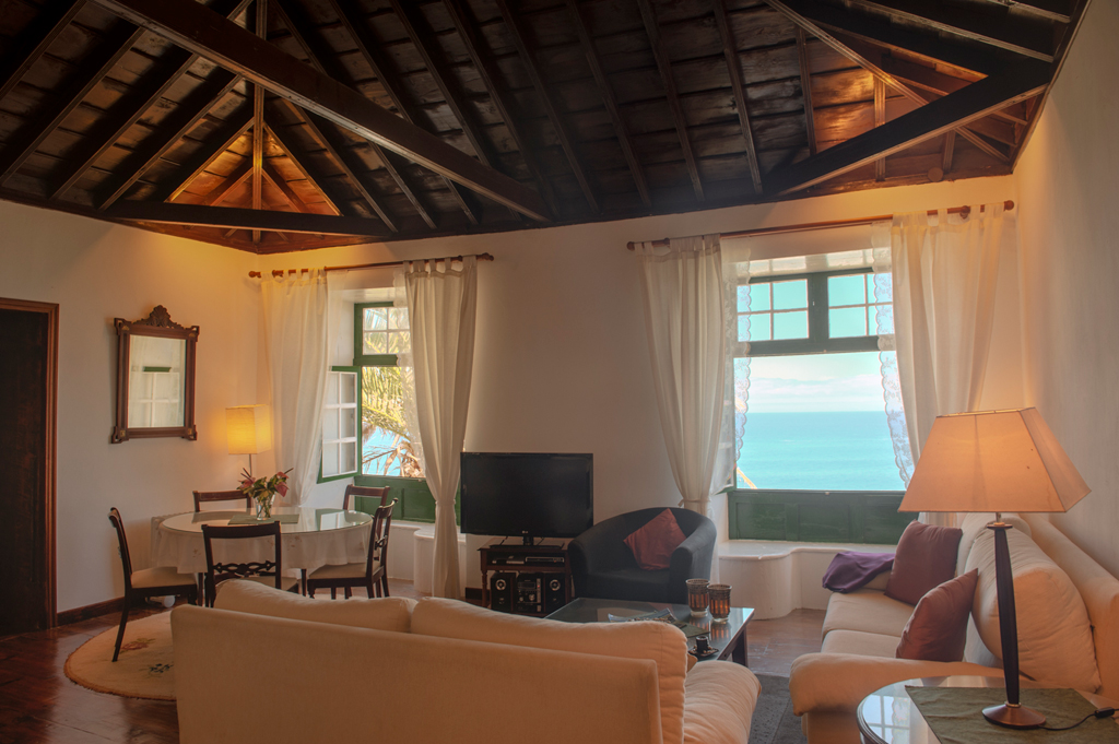 Wohnzimmer mit Fensterblick auf das Meer in Puerto de la Cruz, Teneriffa.