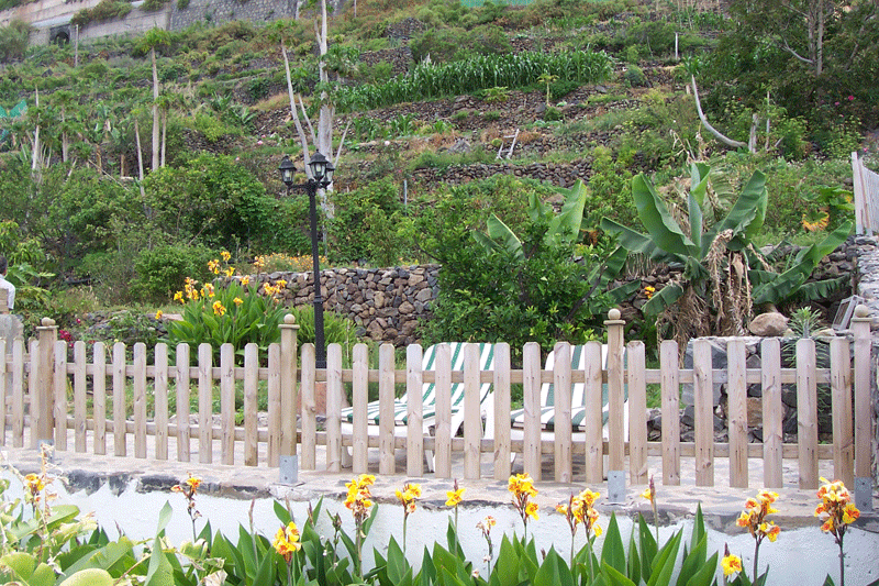 Terrassierte Gärten mit Blumen und Liegestühlen in Los Realejos, Teneriffa.