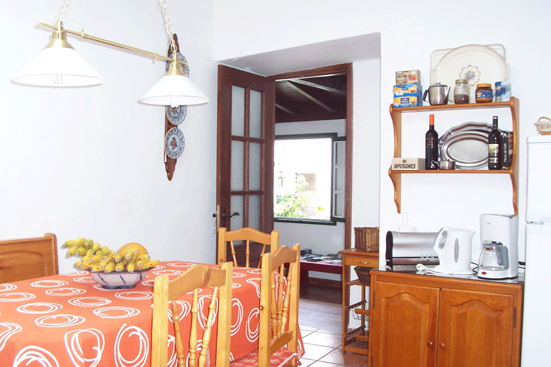 Essbereich mit Tisch und Bananen, Regal mit Geschirr und Geräten, La Orotava.