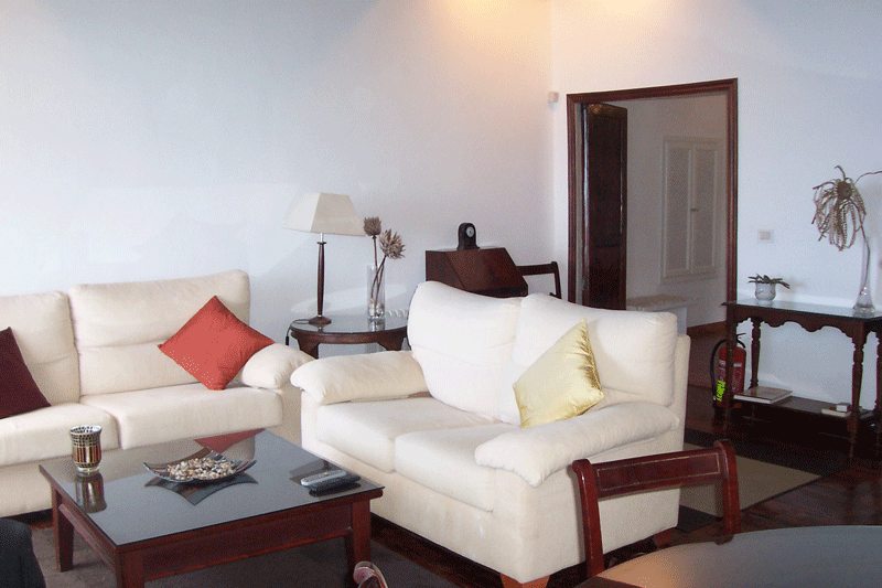 Helles Wohnzimmer mit Sofas, Couchtisch und Dekoration in einem Haus in Tenerife.