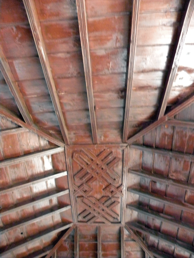 Holzdecke mit geometrischen Mustern in San Cristóbal de La Laguna, Teneriffa.