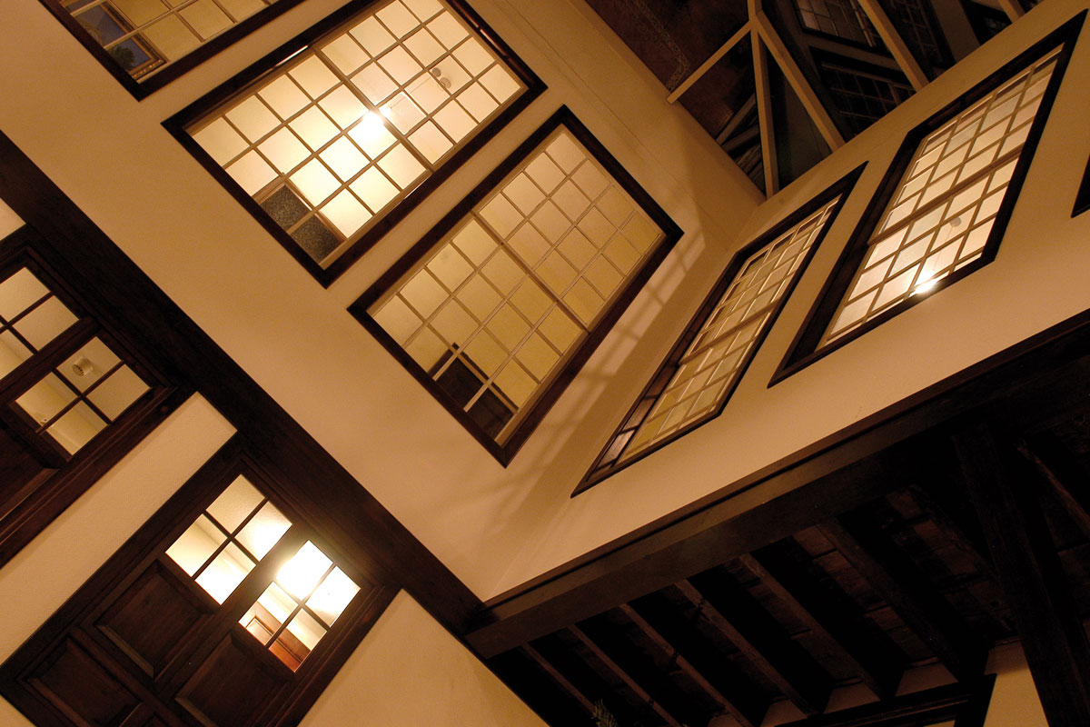 Mehrere große Fenster in einem Gebäude in Puerto de la Cruz, Tenerife.