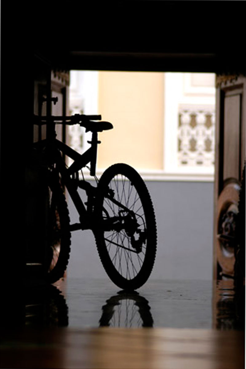 Fahrradsilhouette in einer Türöffnung in Santa Cruz de Tenerife.