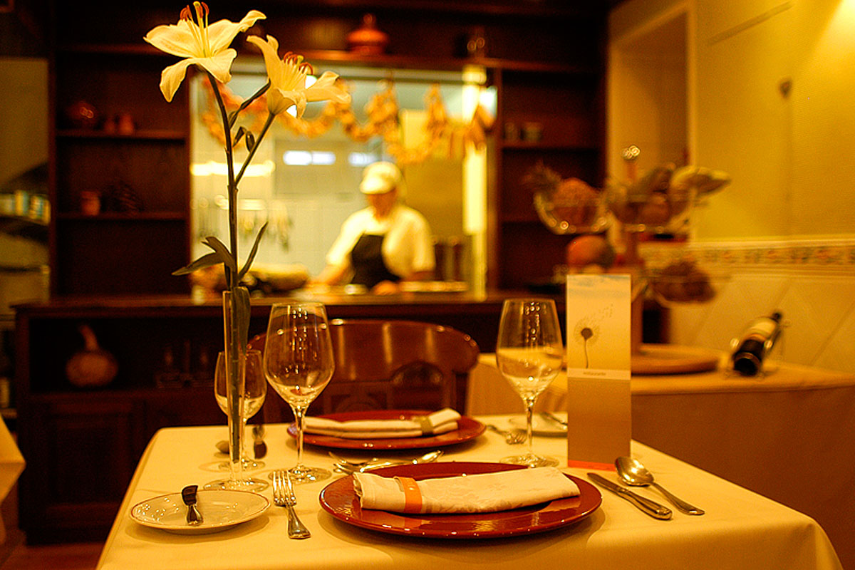 Gedeckter Tisch im Restaurant mit Koch im Hintergrund, Santa Cruz de Tenerife.
