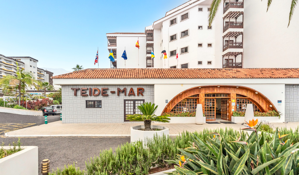 Teide Mar Gebäude mit Fahnen in Puerto de la Cruz, Teneriffa.