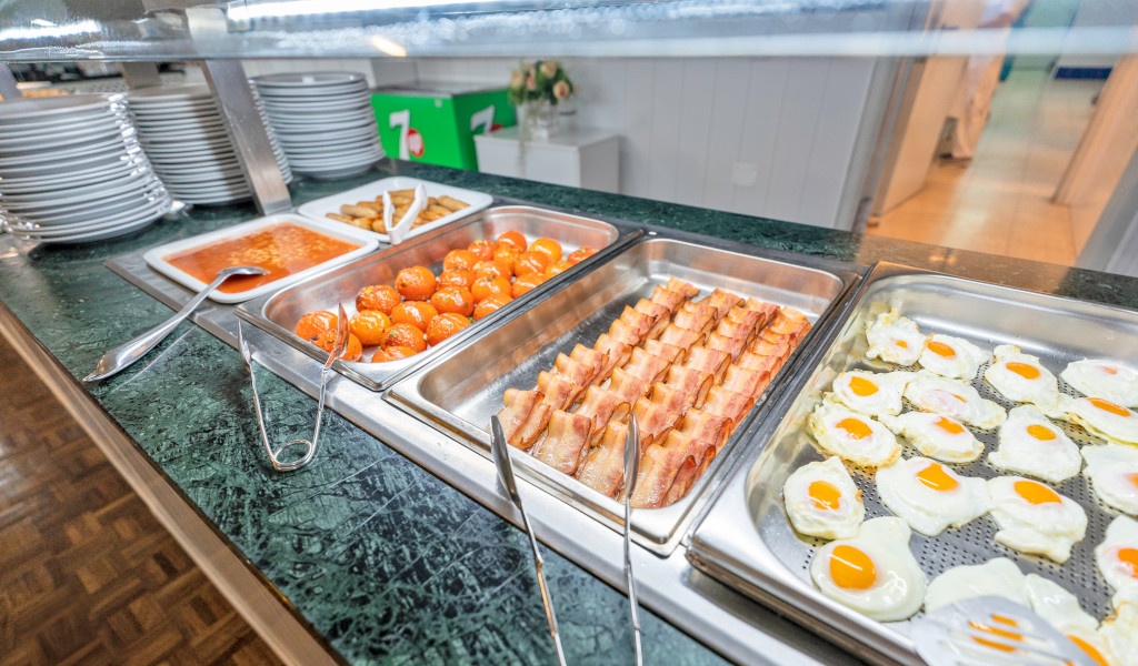 Frühstücksbuffet in Puerto de la Cruz mit Speck, Würstchen und Spiegelei.