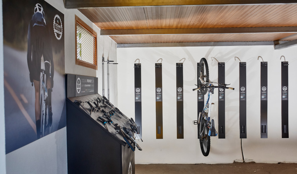 Fahrradabstellraum mit Reparaturwerkzeugen in einem Gebäude in Teneriffa.