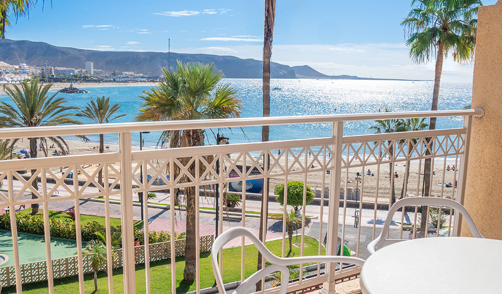 Blick vom Balkon auf Strand und Meer in Los Cristianos, Teneriffa.