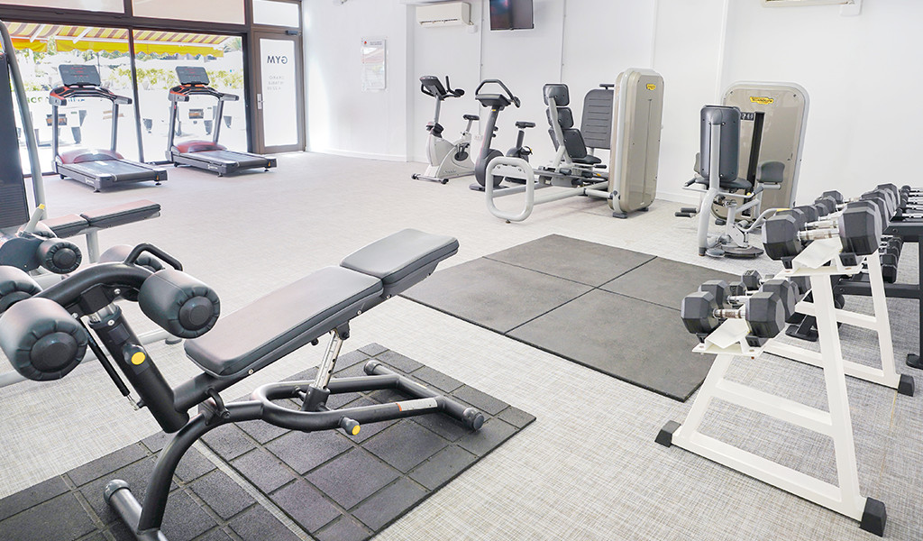 Fitnessstudio mit Geräten und Hanteln in Teneriffa.