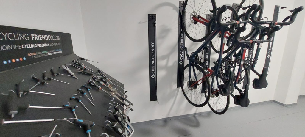 Fahrräder und Werkzeuge in einer Fahrradwerkstatt in Tenerife.