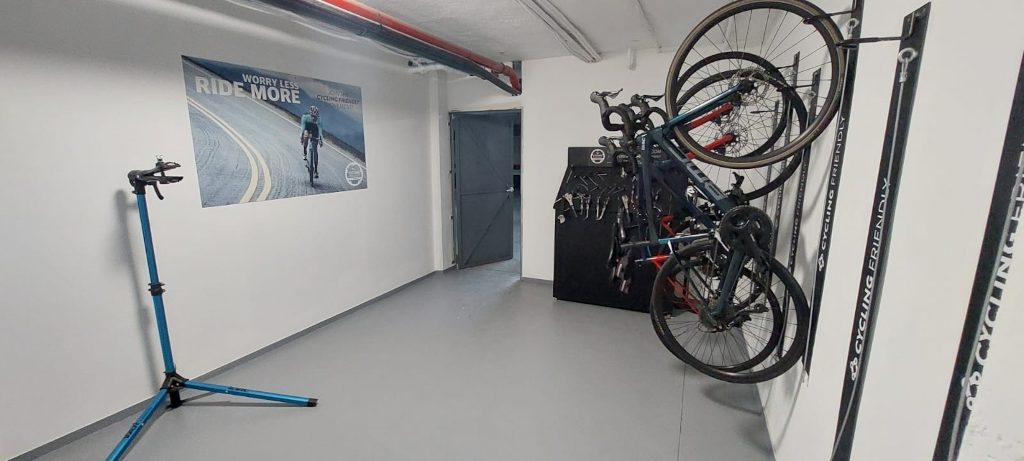 Fahrradwerkstatt mit aufgehängten Fahrrädern in Puerto de la Cruz, Teneriffa.