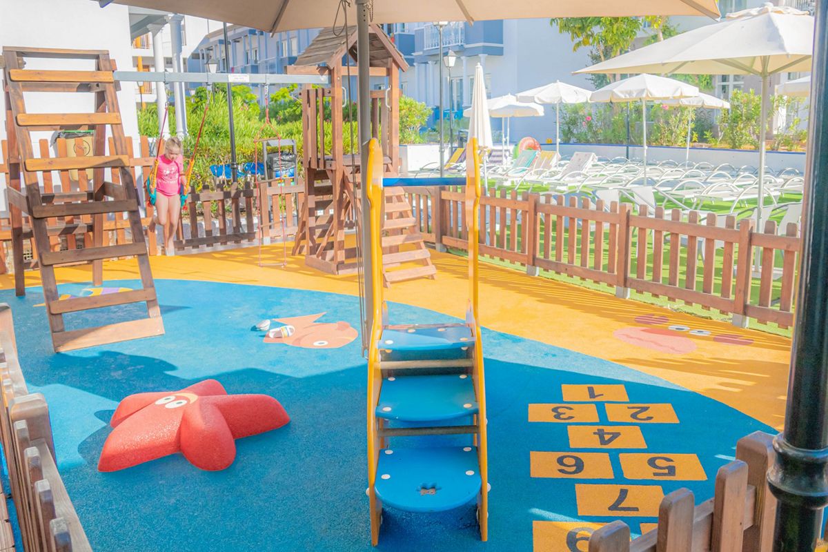 Spielplatz mit Rutsche und Hüpffeld in Costa Adeje, Teneriffa.