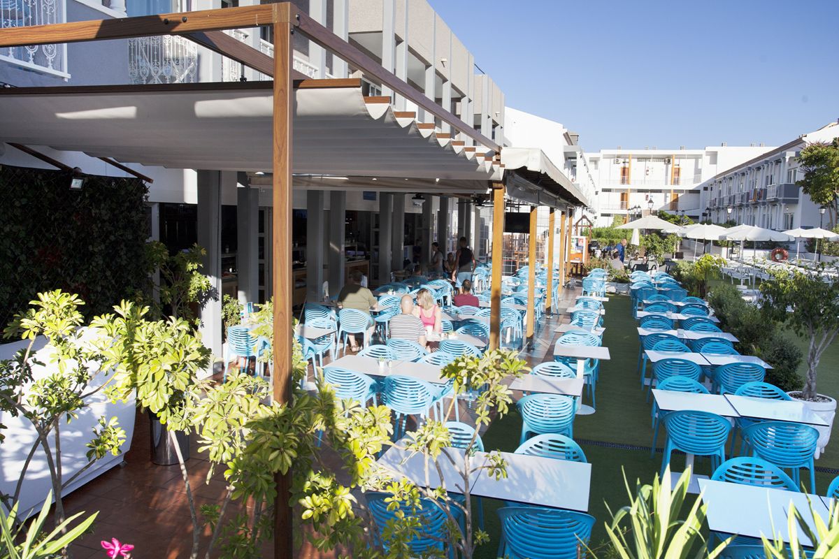 Offene Terrasse mit blauen Stühlen und Tischen in Santa Cruz de Tenerife.